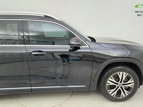 Used 2025 Mercedes-Benz GLB 250 4MATIC w/ Exclusive Package image 18
