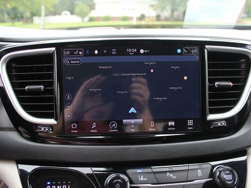 Used 2024 Chrysler Pacifica Select image 33