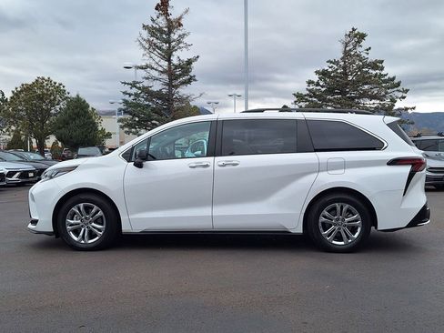 Used 2023 Toyota Sienna XSE w/ XSE Plus Package image 6