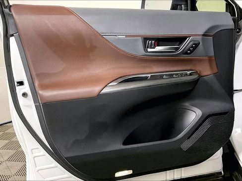 Used 2023 Toyota Venza Limited image 21
