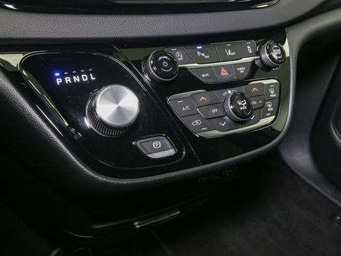 Used 2025 Chrysler Pacifica Select image 36