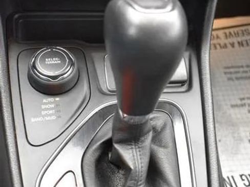 Used 2022 Jeep Cherokee Limited AWD/4WD image 37
