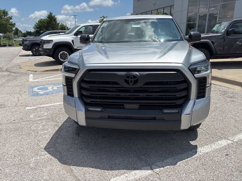 Used 2022 Toyota Tundra SR5 w/ SR5 Convenience Package AWD/4WD image 10