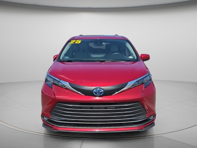 Used 2025 Toyota Sienna XLE w/ XLE Plus Package FWD image 4