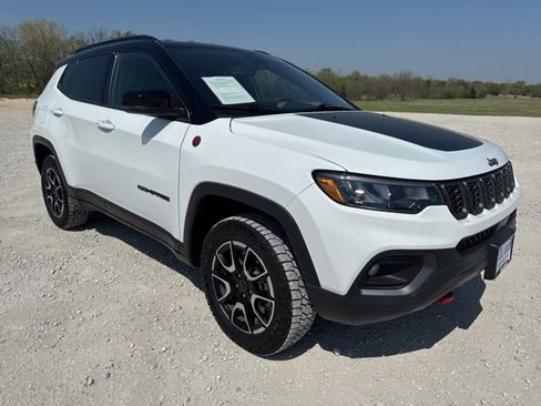 Used 2025 Jeep Compass Trailhawk AWD/4WD image 6