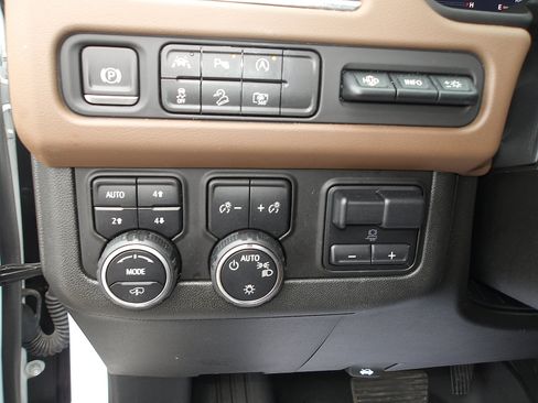 Used 2023 Chevrolet Suburban High Country AWD/4WD image 18
