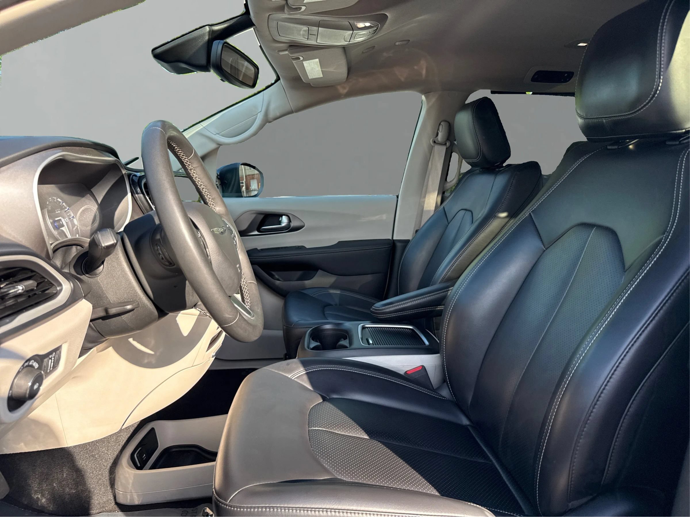 Used 2023 Chrysler Pacifica Touring-L FWD image 9
