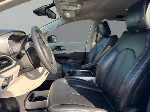 Used 2023 Chrysler Pacifica Touring-L FWD image 9