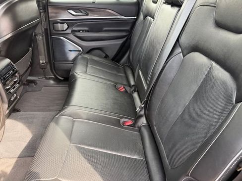 Used 2022 Jeep Grand Cherokee Overland w/ Advanced Protech Group III AWD/4WD image 11