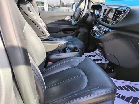 Used 2020 Chrysler Pacifica Touring-L w/ S Appearance Package image 12