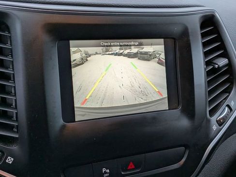 Certified 2019 Jeep Cherokee Latitude Plus w/ Cold Weather Group image 21