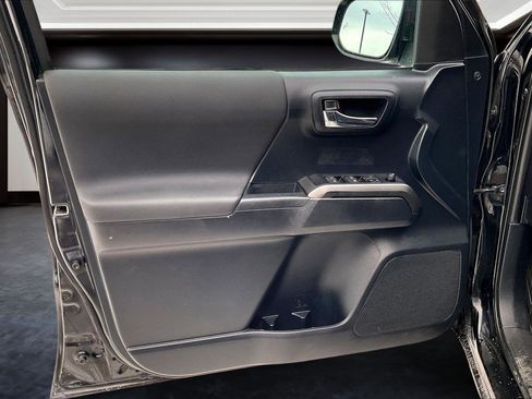 Used 2019 Toyota Tacoma TRD Off-Road image 18