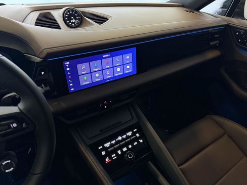 Certified 2025 Porsche Macan Electric image 18