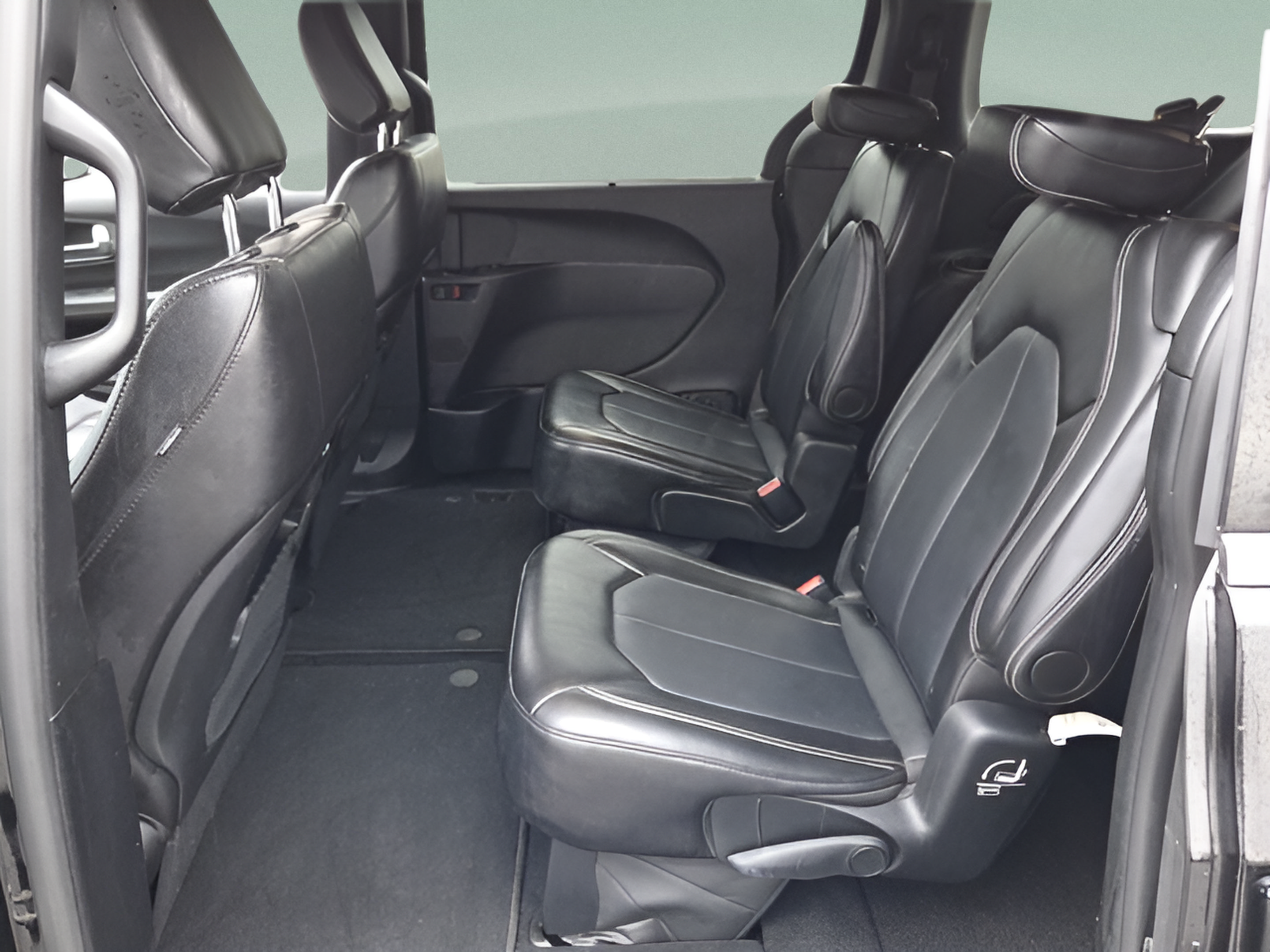 Used 2025 Chrysler Pacifica Select FWD image 11