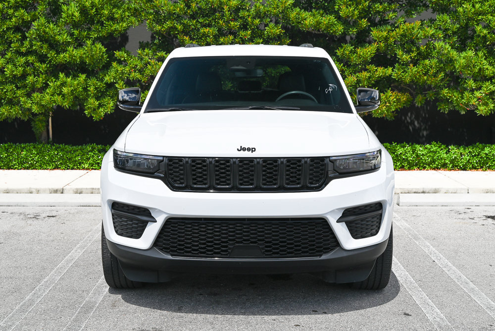 Used 2023 Jeep Grand Cherokee Altitude RWD image 2