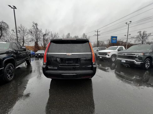 Used 2015 Cadillac Escalade Luxury image 3