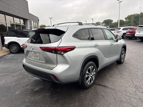 Used 2023 Toyota Highlander XLE AWD/4WD image 7