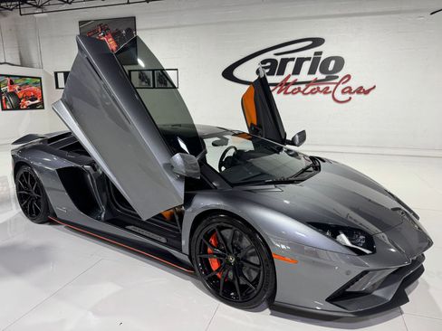 Used 2017 Lamborghini Aventador S image 9