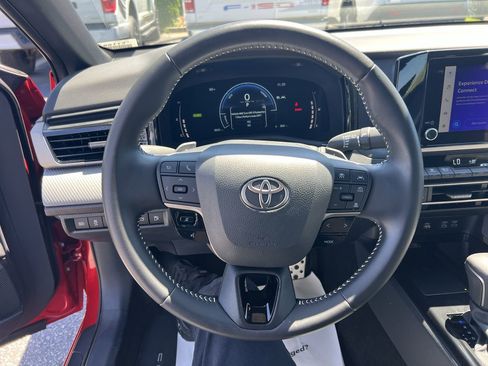 Used 2025 Toyota Camry SE w/ Convenience Package FWD image 18