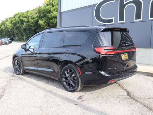 Used 2025 Chrysler Pacifica Limited FWD image 6