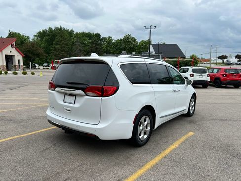 Used 2017 Chrysler Pacifica Touring-L Plus FWD image 5
