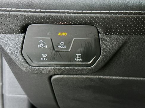 Used 2025 Volkswagen Atlas SE FWD image 17