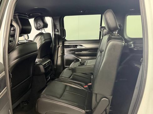 Used 2025 Jeep Wagoneer 4WD image 22