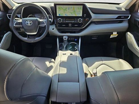 Used 2024 Toyota Highlander XLE image 17