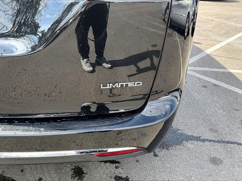 Used 2020 Chrysler Pacifica Limited image 8