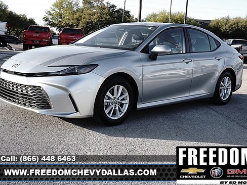 Used 2025 Toyota Camry LE image 3