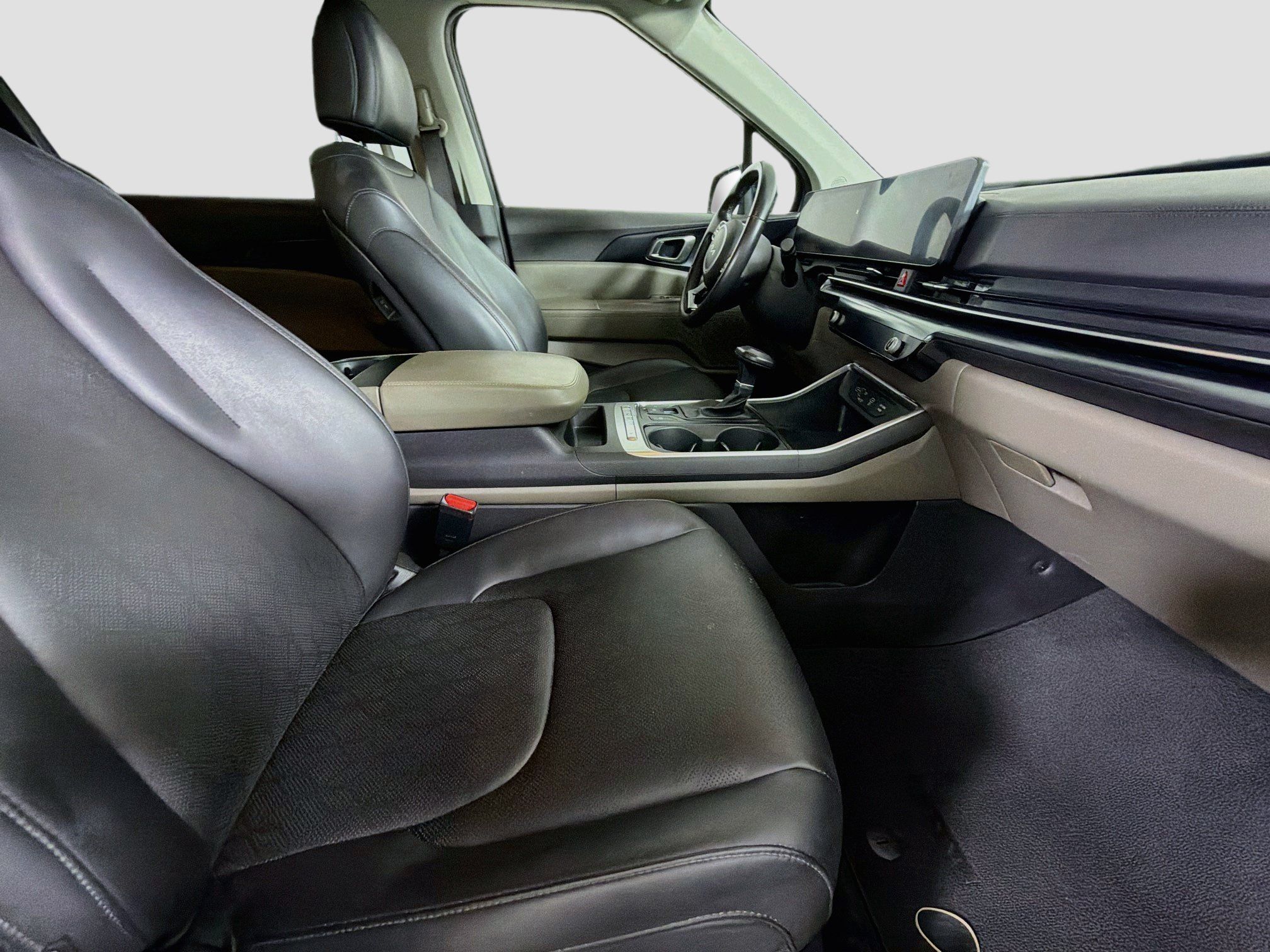 Used 2025 Kia Carnival FWD image 31