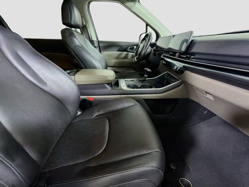 Used 2025 Kia Carnival FWD image 31