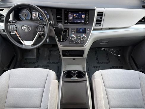 Used 2020 Toyota Sienna LE image 3