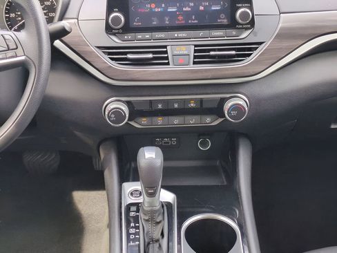 Used 2024 Nissan Altima 2.5 SV image 18