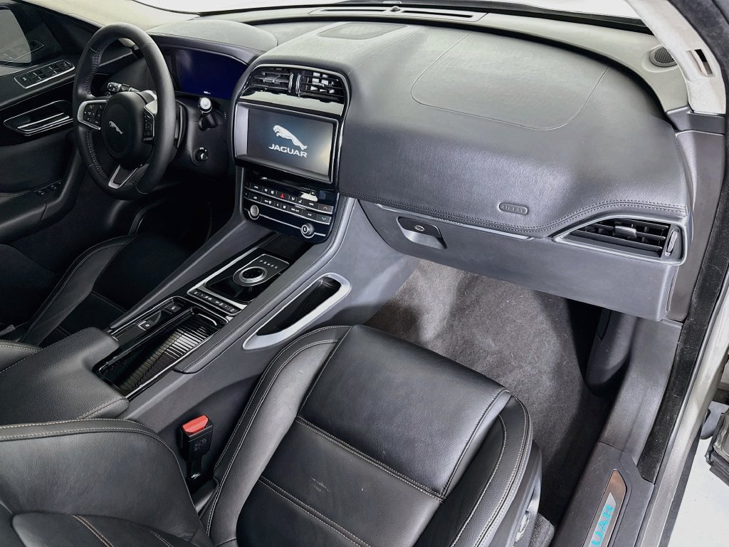 Used 2020 Jaguar F-PACE Prestige AWD/4WD image 17