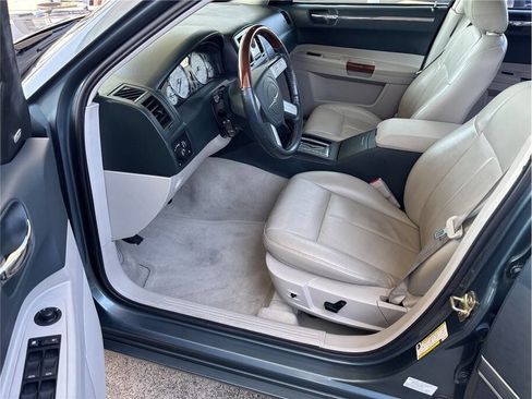 Used 2005 Chrysler 300 Touring RWD image 11
