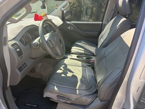 Used 2013 Nissan Frontier SL w/ Moonroof Pkg AWD/4WD image 12