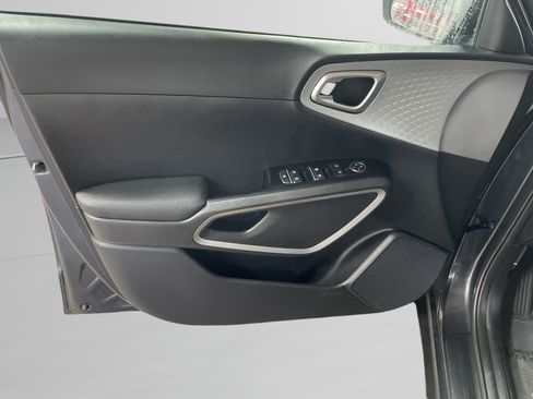 Used 2025 Kia Soul LX w/ LX Technology Package FWD image 12