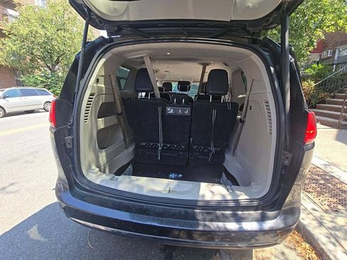 Used 2019 Chrysler Pacifica Touring-L FWD image 5