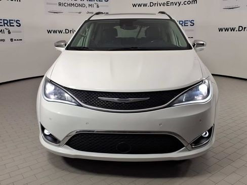 Used 2019 Chrysler Pacifica Limited w/ Tire & Wheel Group FWD image 2