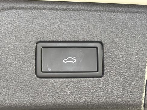 Used 2025 Volkswagen Atlas SEL Premium R-Line image 16