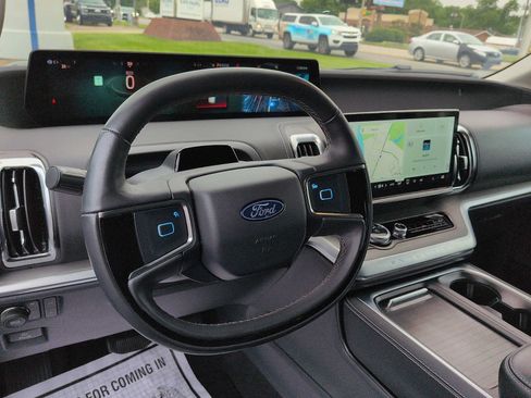 Used 2025 Ford Expedition Max Platinum AWD/4WD image 13