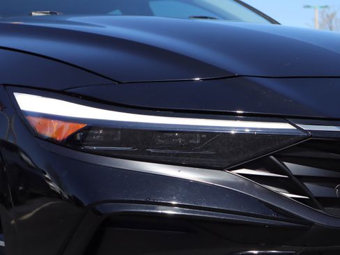 Used 2024 Hyundai Elantra Limited image 33