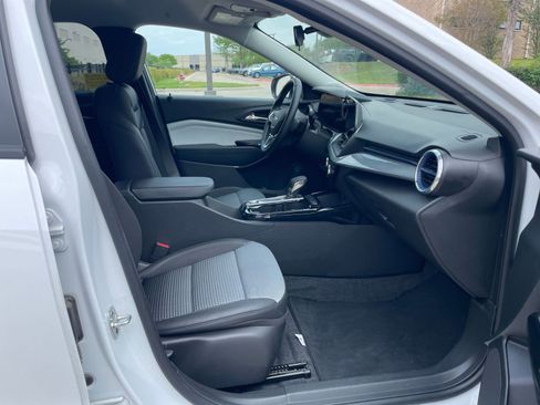 Used 2025 Chevrolet Trax LT w/ LT Convenience Package image 39