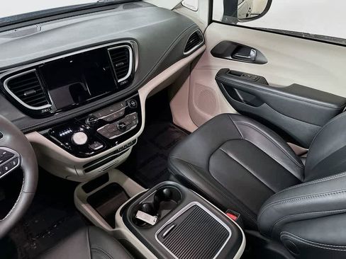 Used 2022 Chrysler Pacifica Touring-L image 10