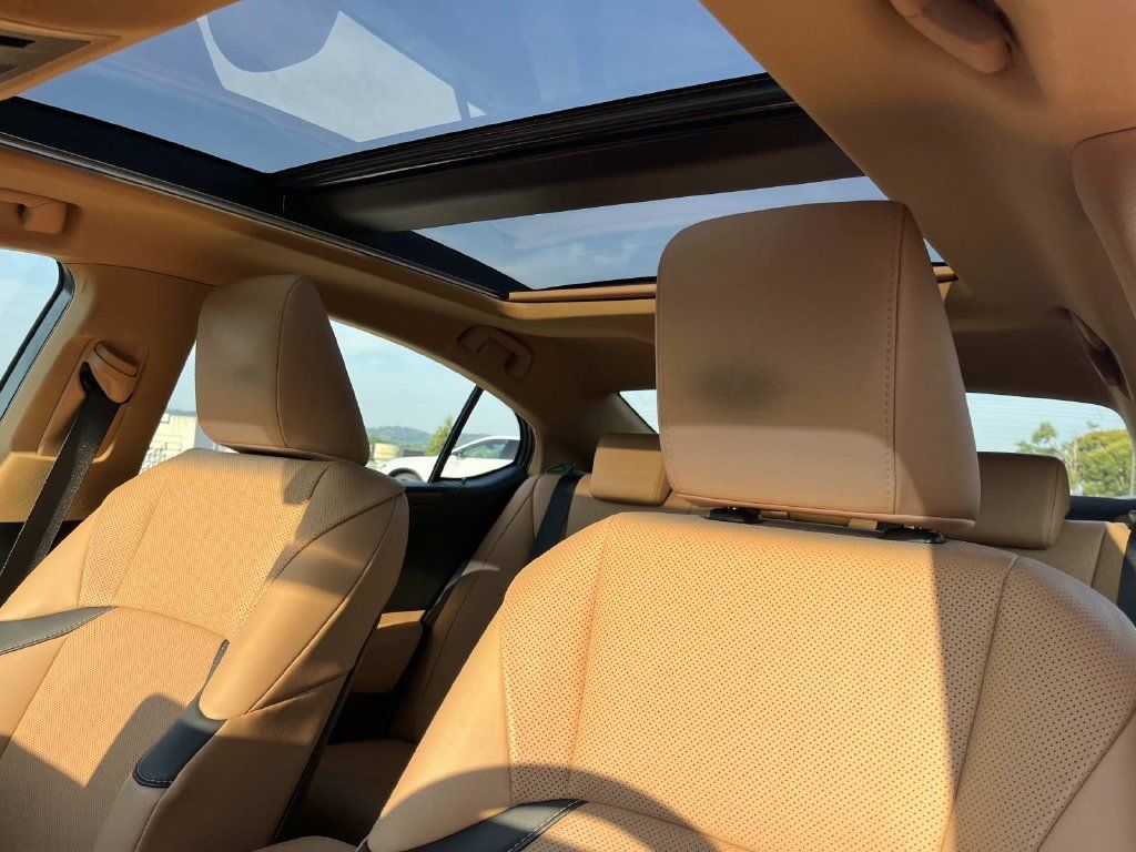 Used 2023 Lexus ES 350 w/ Premium Package FWD image 33