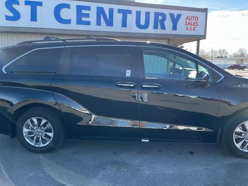 Used 2025 Toyota Sienna XLE w/ XLE Plus Package image 12