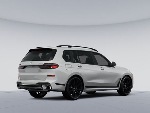 Used 2024 BMW X7 xDrive40i w/ Climate Comfort Package AWD/4WD image 3