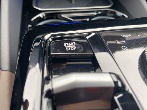 Used 2025 BMW 530i xDrive w/ Premium Package image 32