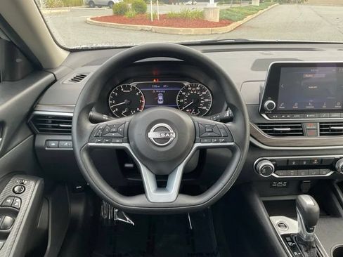 Used 2025 Nissan Altima 2.5 SV FWD image 15